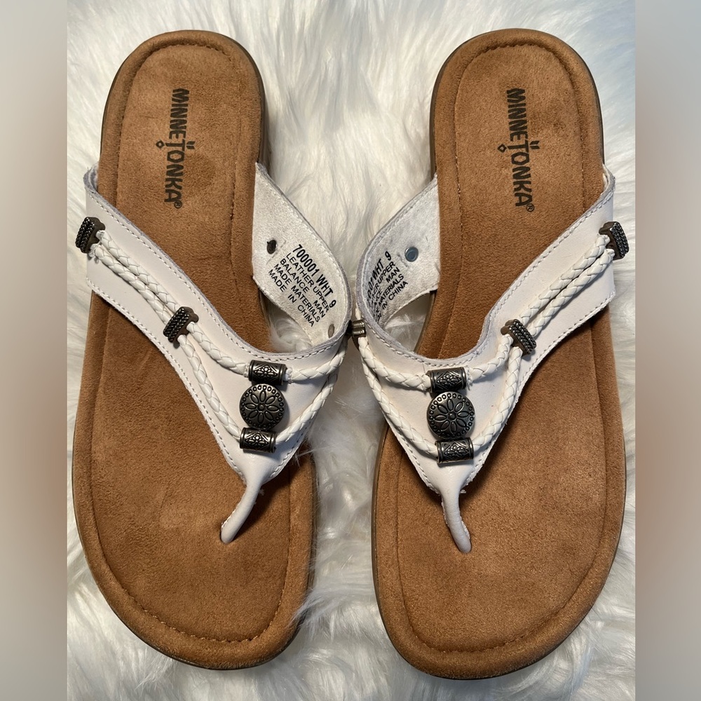 NEW Minnetonka Silverthorne White Sandals